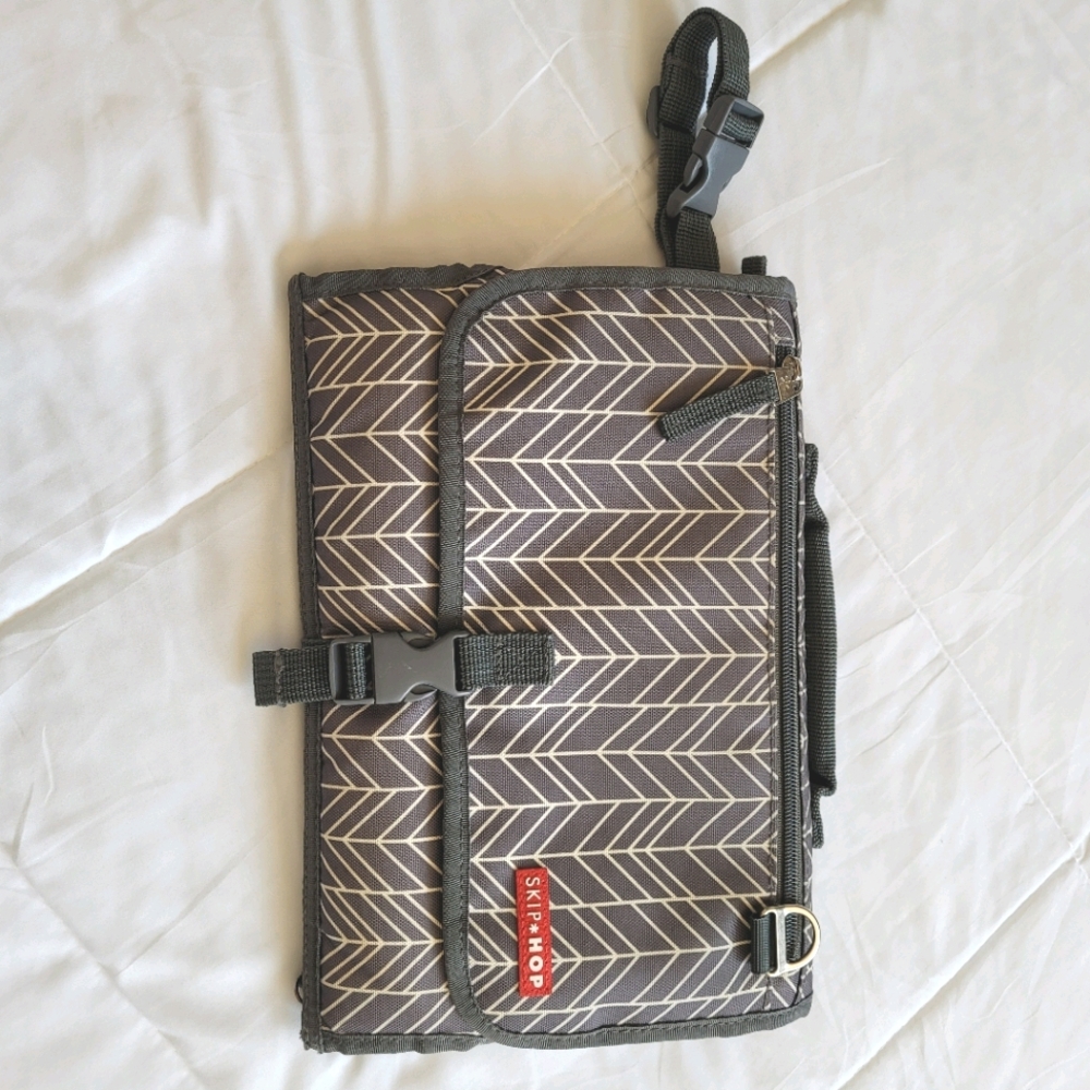 SkipHop changing clutch, diaper Bag